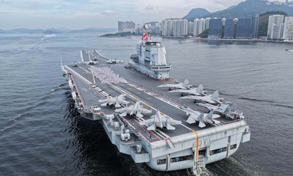 Peking već desetljećima ulaže u svoje obalne gradove i luke. Na fotografiji nosač aviona Shandong