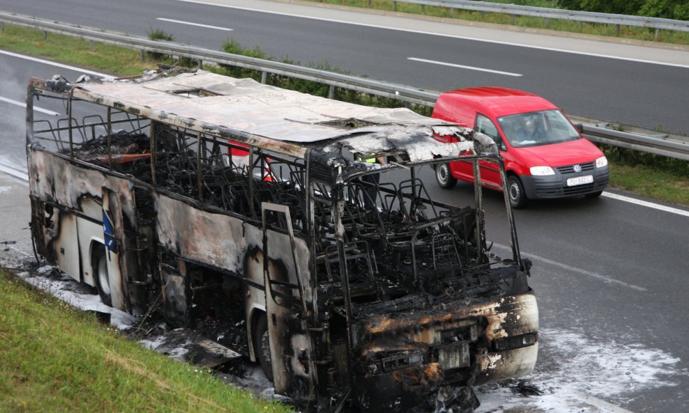 zapaljeni autobus