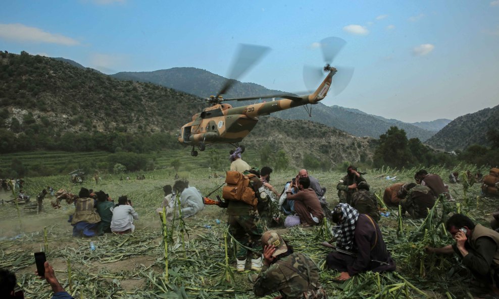 Vojnim helikopterima u Afganistanu nakon potresa prevoze ozlijeđene