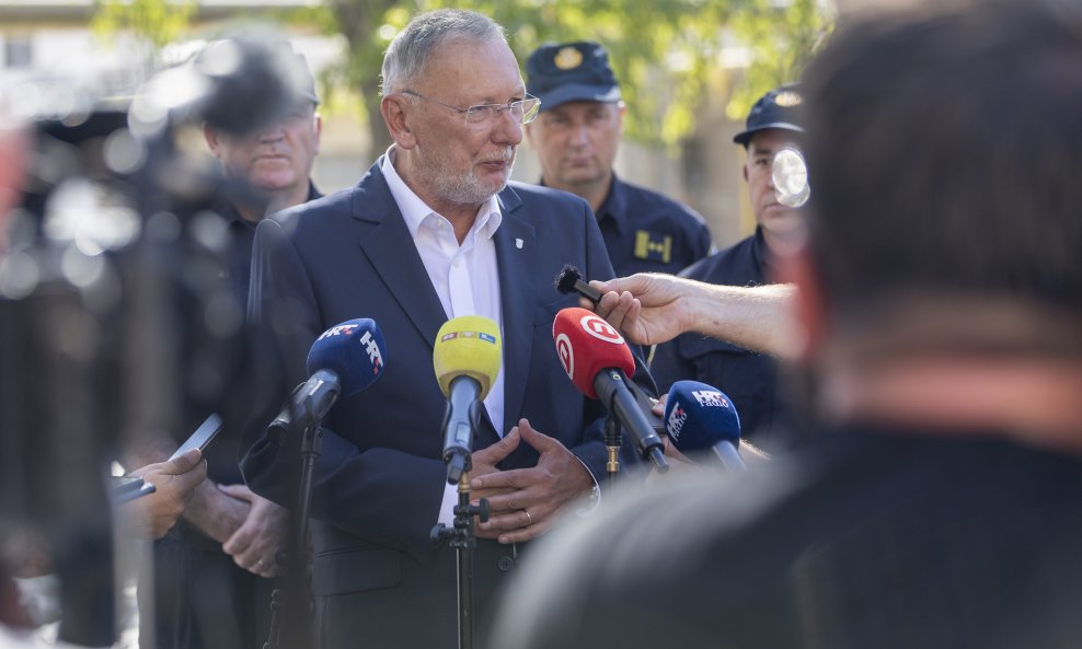 Davor Božinović u Našicama, daje izjave novinarima