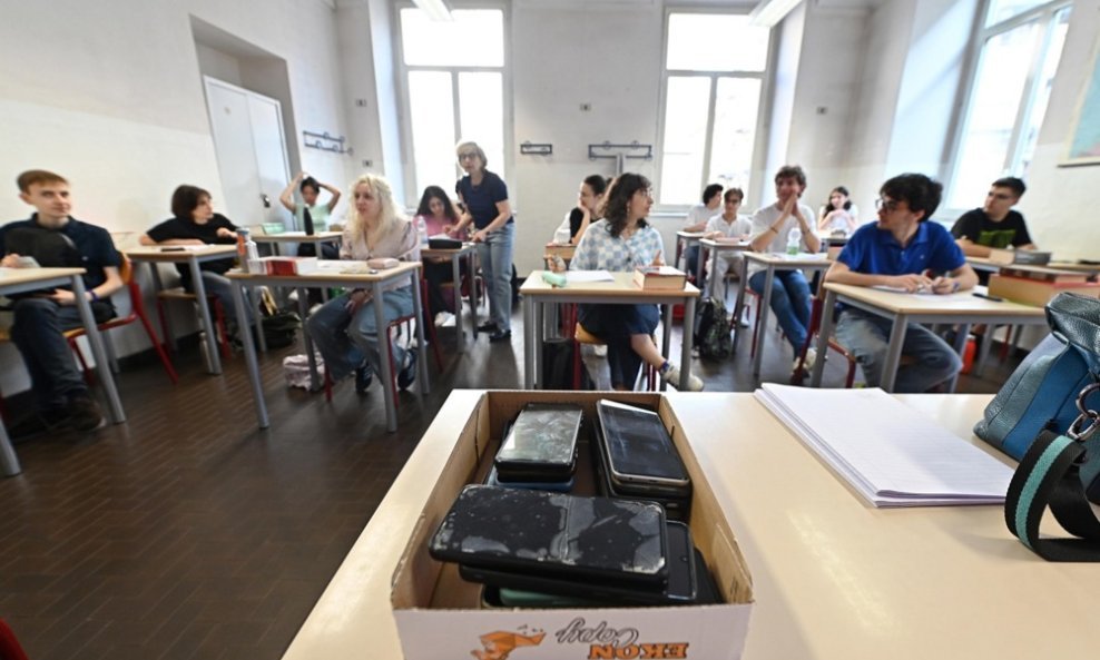 Grad Zagreb poslao je preporuku o zabrani mobitela u školama