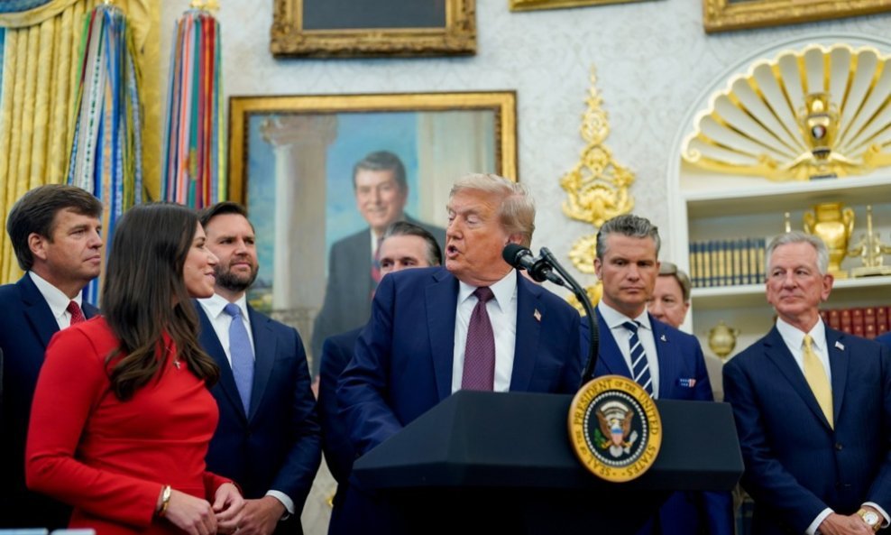 Donald Trump u Ovalnom uredu