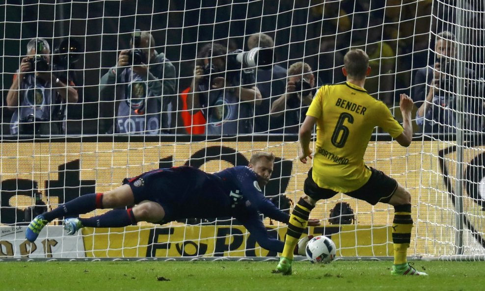 mANUEL NEUER BAYERN BENDER bORUSSIA dORTMUND