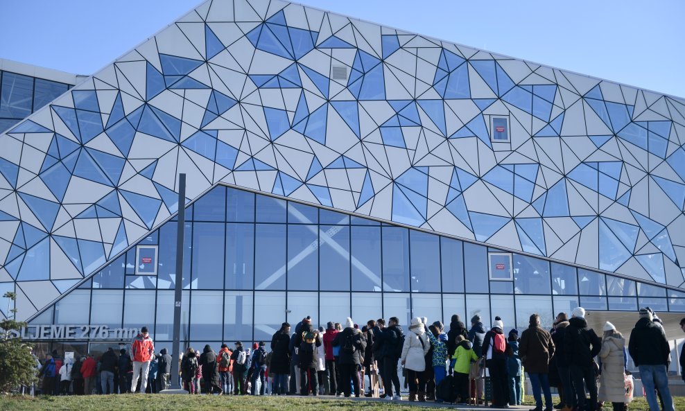 U donjoj postaji sljemenske žičare trebali su biti trgovina i kafić