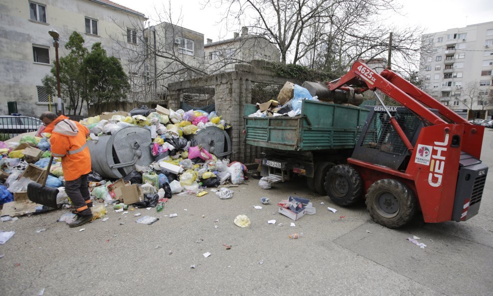 Smećem zatrpani Mostar