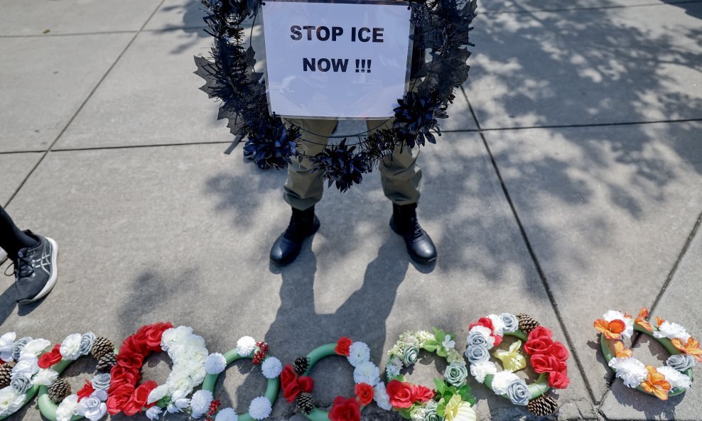 Protesti ispred ureda ICE-a