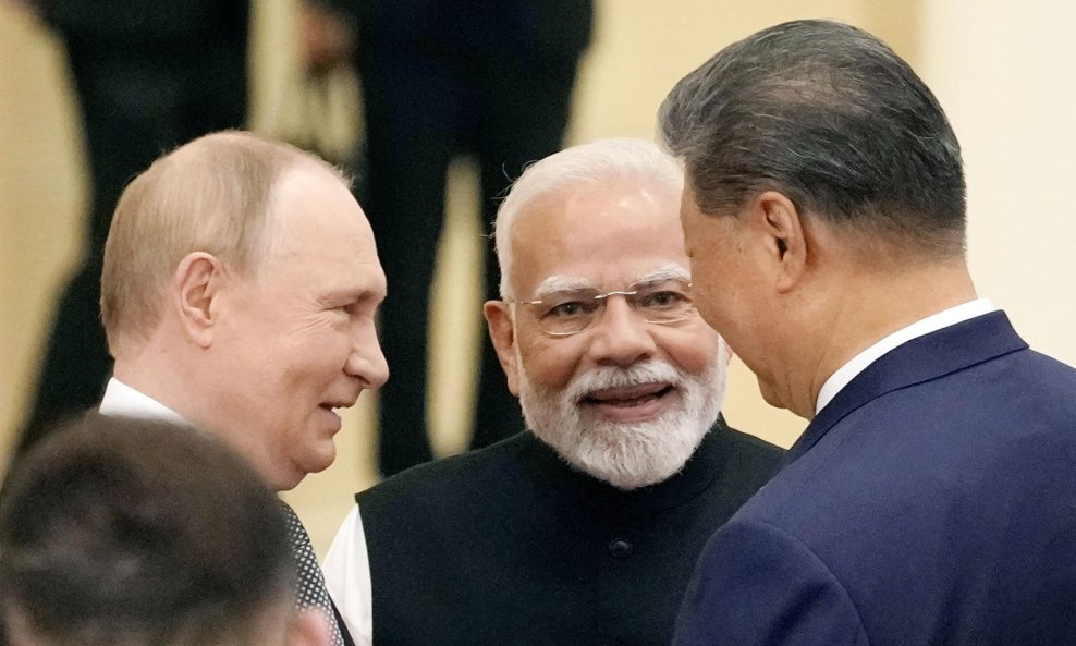 Zajednička fotografija Vladimira Putina, Narendre Modija i Xi Jinpinga