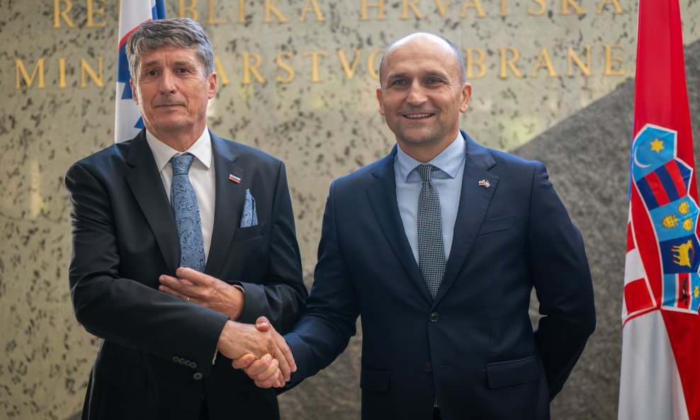 Slovenski ministar obrane Borut Sajovic i hrvatski ministar obrane Ivan Anušić