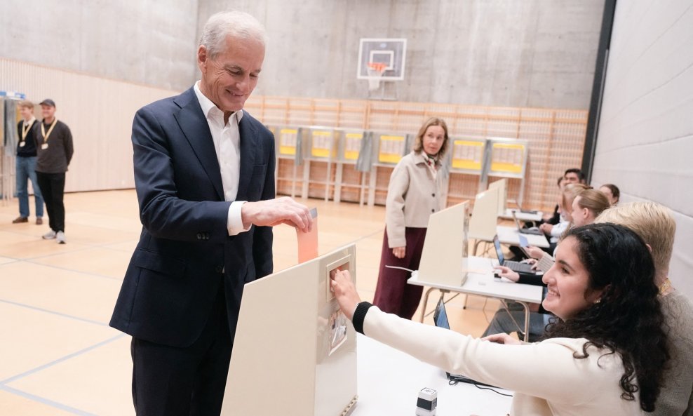 Premijer Norveške Jonas Gahr Stoere, zasad ima tijesnu prednost pred konkurencijom s desnice