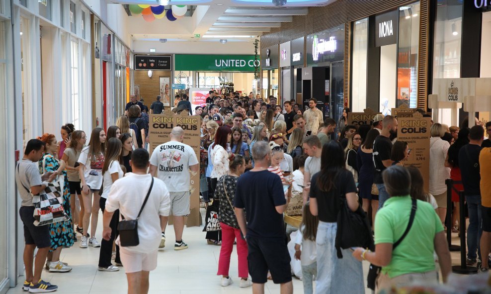 Građani su pohrlili u Avenue Mall kako bi mogli kupiti misteriozne pakete