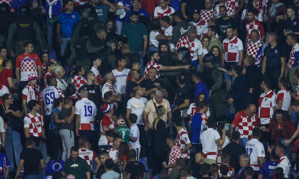 Tučnjava navijača na sjevernoj tribini tijekom utakmice Hrvatska - Crna Gora