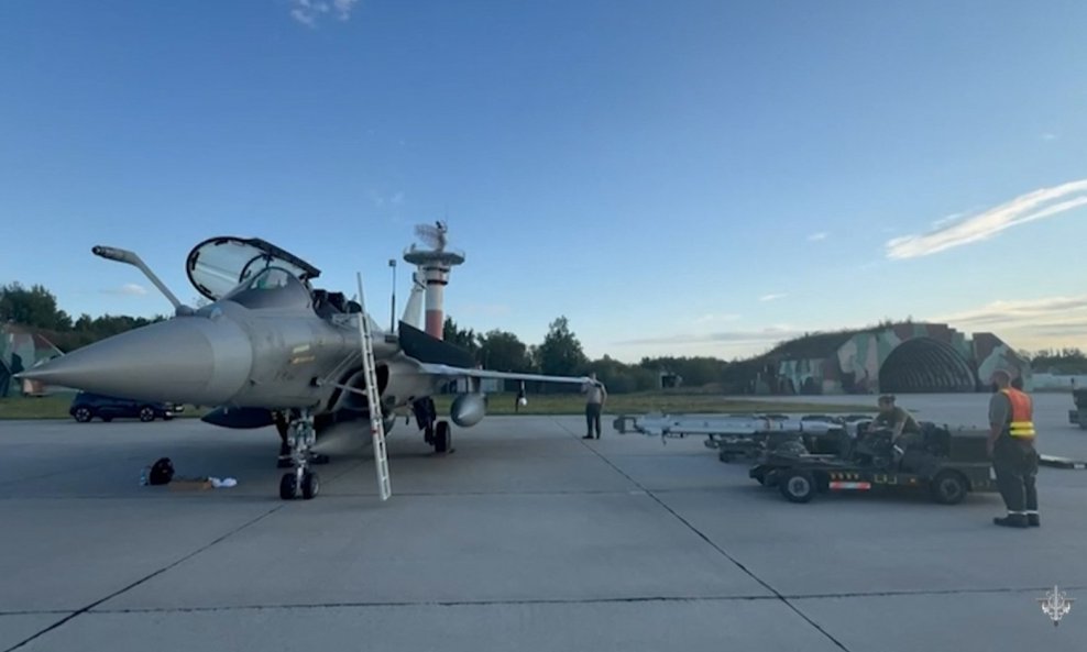 Video snimka napravljena Glavnog stožera francuskih oružanih snaga prikazuje jedan od tri borbena zrakoplova Rafale raspoređena na neodređenoj lokaciji u Poljskoj.