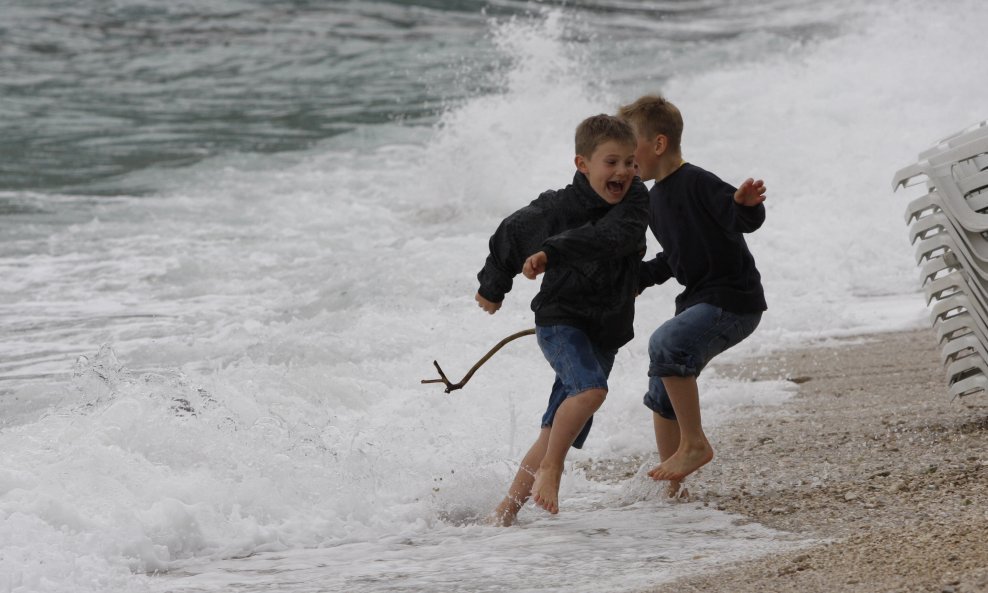 djeca valovi PLAŽA