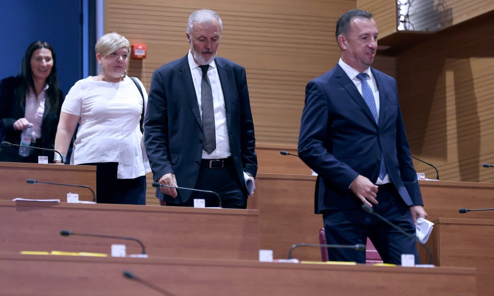 Dolazak zastupnika na sjednicu Hrvatskog sabora