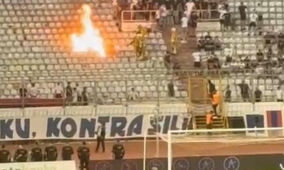 Torcida pali stolice