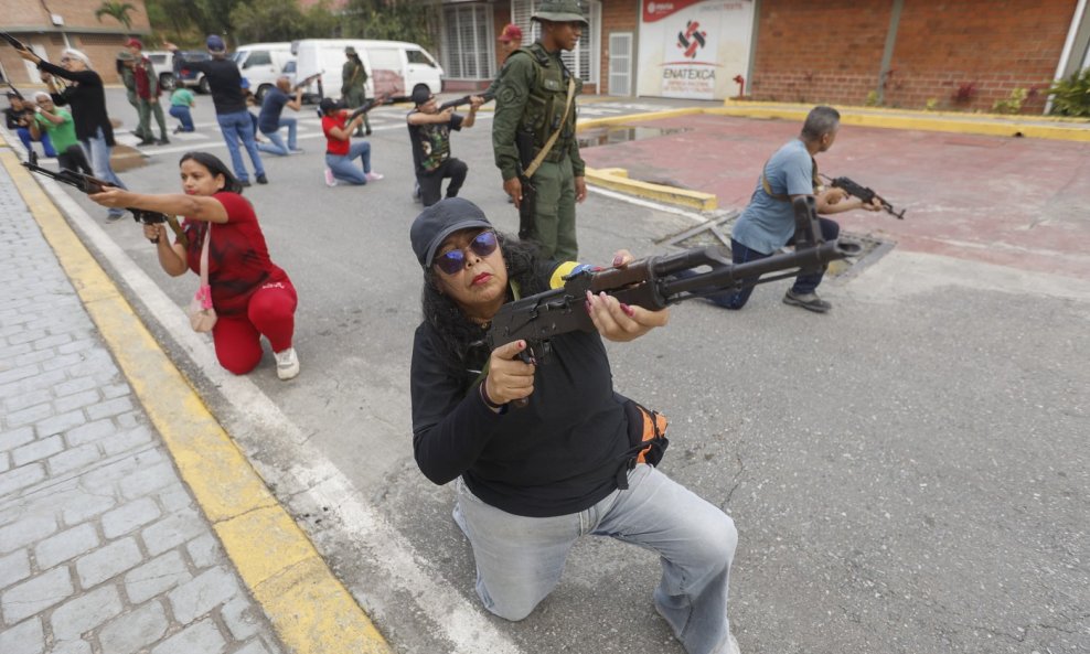 Civile u Venezueli uče rukovati oružjem