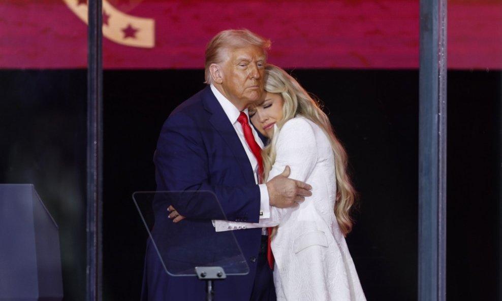 Donald Trump i Erika Kirk na komemoraciji ubijenom Charlieju Kirku.
