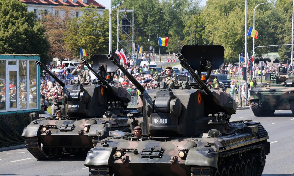 Oružane snage Republike Poljske se sastoje od pet grana: kopnenih snaga, zrakoplovstva, mornarice, specijalnih snaga i teritorijalne obrane.