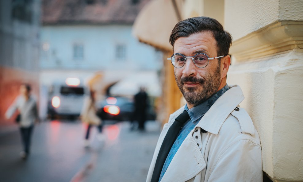 U novom romanu Barić piše o propasti novinarstva, ljubavi i svijetu koji tone u cinizam