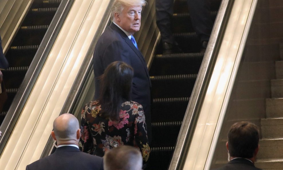 Donald Trump zapeo na pokretnim stepenicama