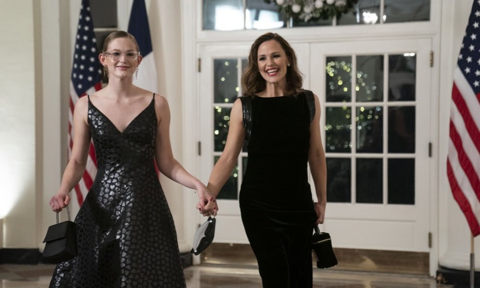 Violet Affleck i Jennifer Garner na večeri u čast Emmanuela Macrona i Brigitte Macron, u Bijeloj kući, 2022.