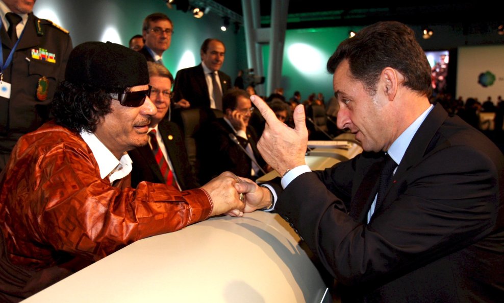 Moamer Gadafi i Nicolas Sarkozy na samitu EU-Afrika 2007. u Portugalu