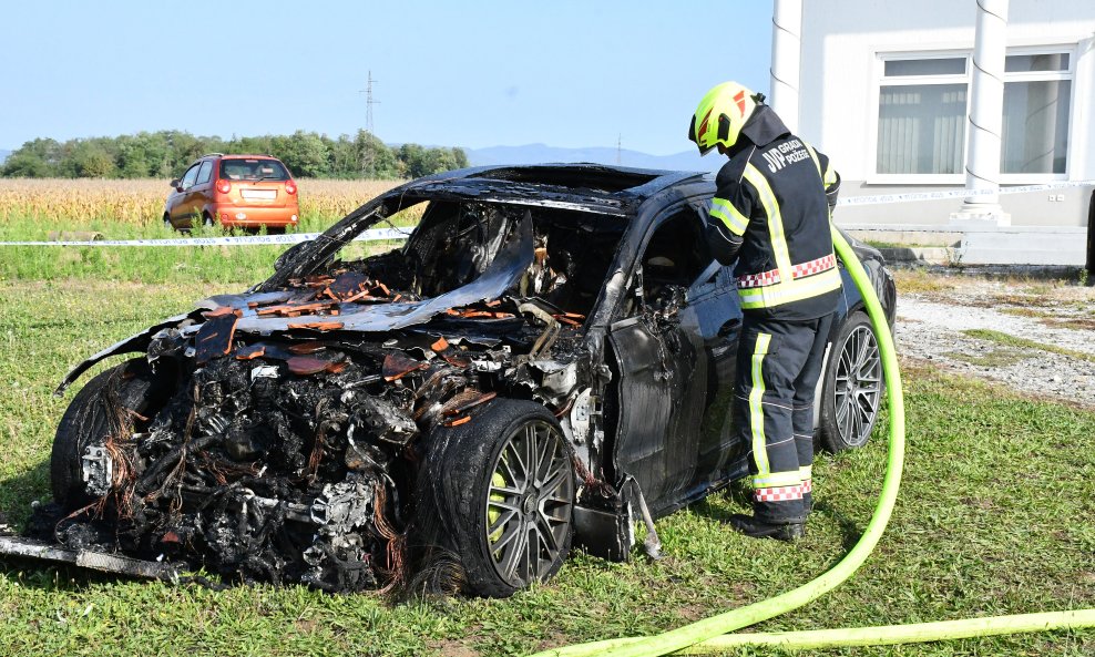 Alaginci: Požar u garaži tvrtke Color Emajl u kojoj su izgorjeli skupocjeni automobili vlasnika tvrtke.