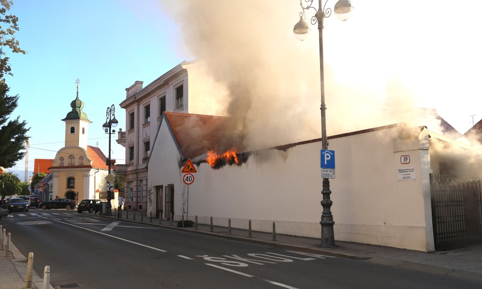 Na dvorišnoj zgradi na Kaptolu izbio je požar