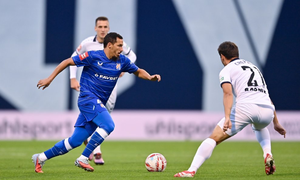 Ismael Bennacer u borbi s igračima Slaven Belupa