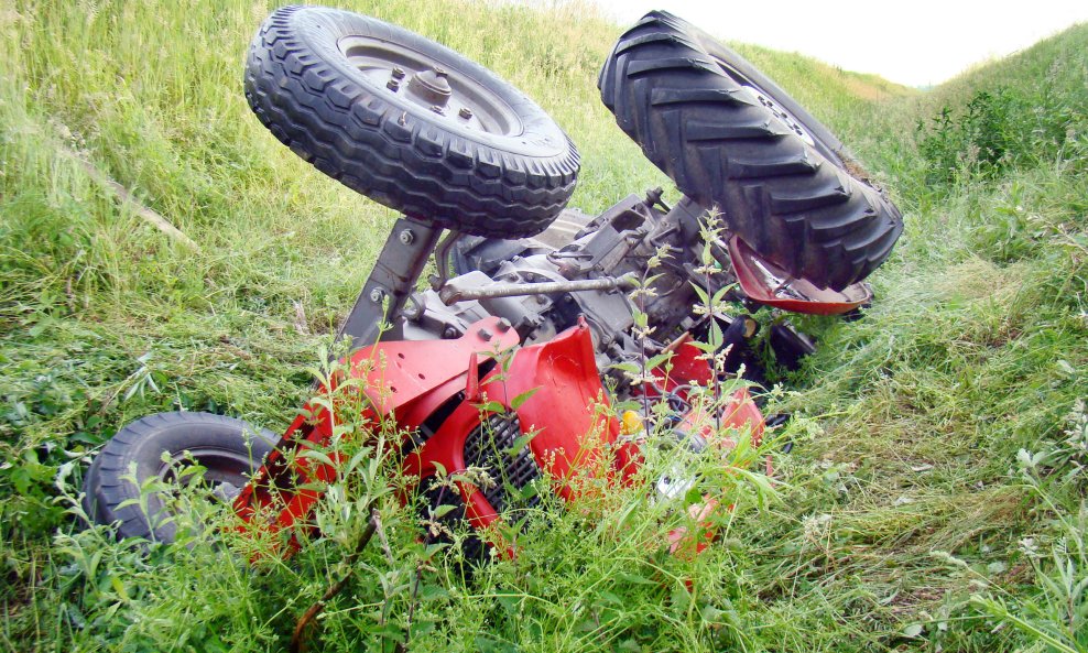 Prevrnuti traktor