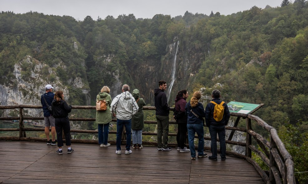 Turisti u obilasku Plitvičkih jezera