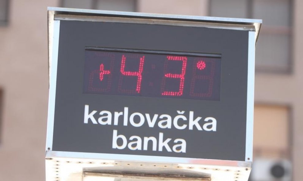 Semafor u centru Karlovca pokazuje 43 stupnja