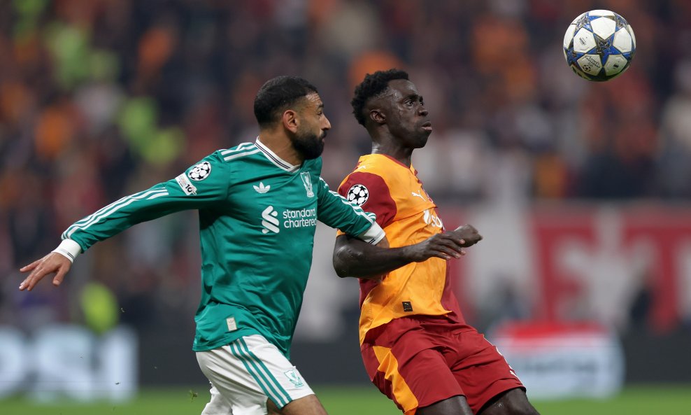 Mohamed Salah (lijevo) vs. Ismail Jakobs