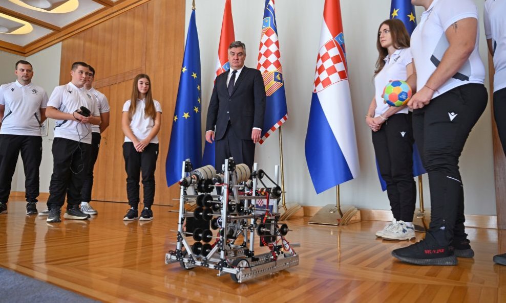 Zoran Milanović i predstavnici informatičkog kluba NET