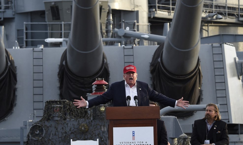 U kampanji za predsjednika, Donald Trump je 2015. održao govor na bojnom brodu-muzeju USS Iowa