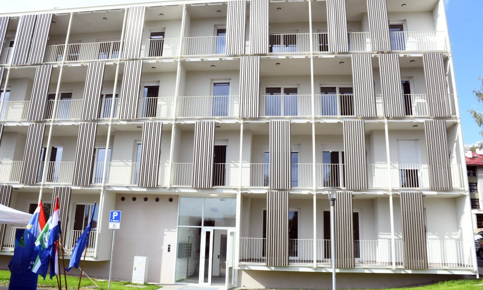 Sisak: Ministar Bačić na svečanosti dodjele ključeva korisnicima novoizgrađene višestambene zgrade