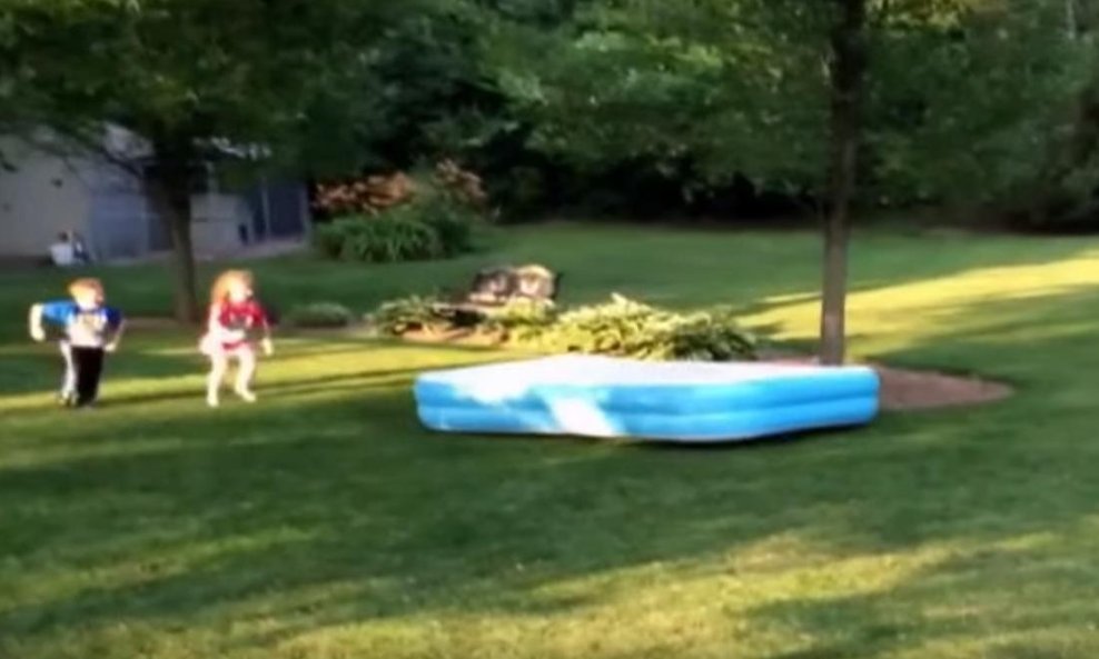 pas djeca bazen dvorište vrt