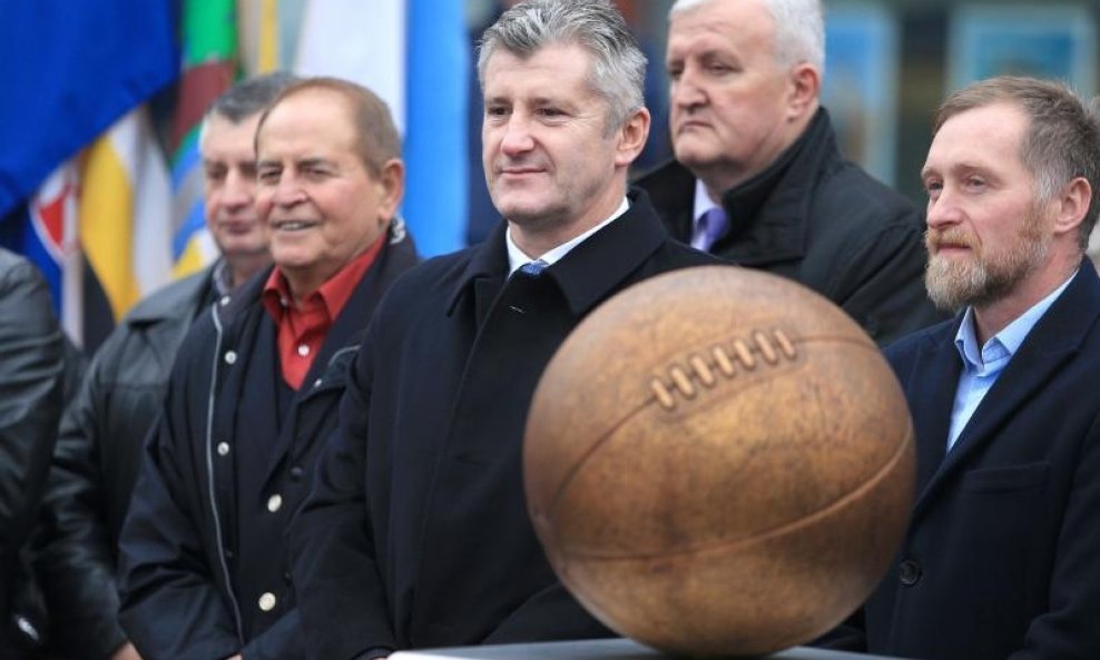 Davor Šuker i lopta u Županji