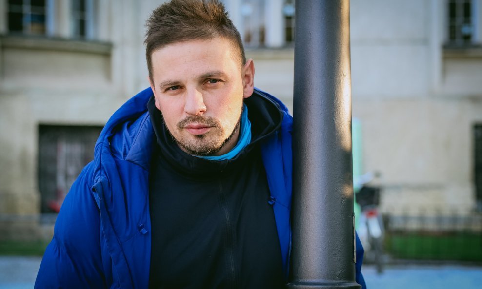Profilirao se promišljenim i estetski preciznim inscenacijama velikih književnih predložaka