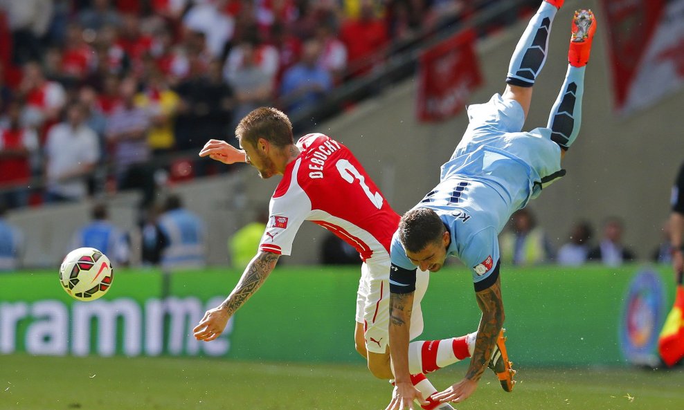Mathieu Debuchy (Arsenal)) i Aleksandar Kolarov (Manchester City) 