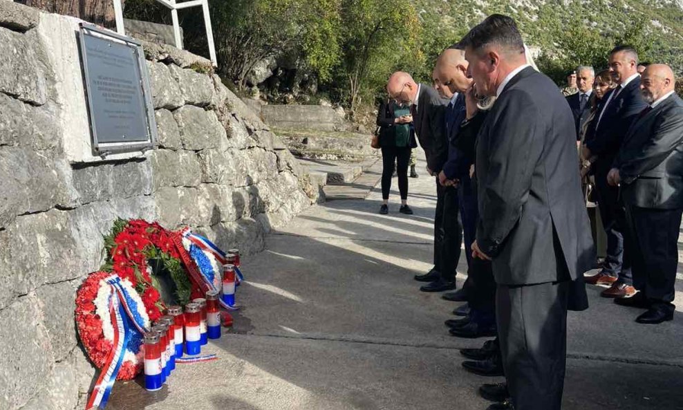Fotografiju polaganja vijenaca na svom je profilu na Facebooku objavio predsjednik Gradskog vijeća Dubrovnika