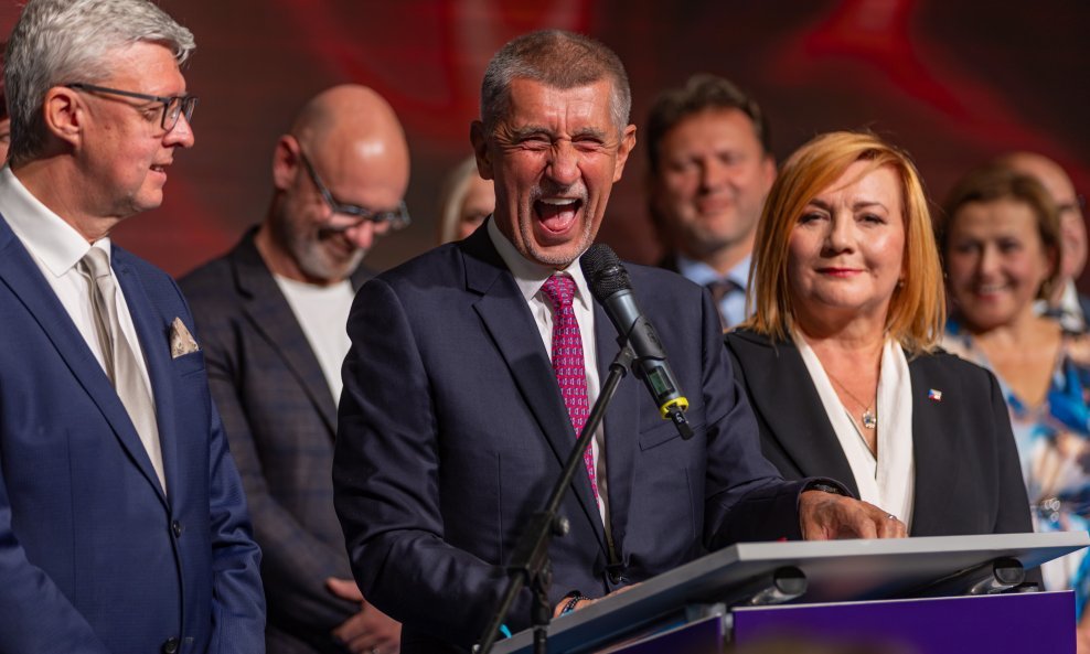 Andrej Babiš sa stranačkim kolegama slavi pobjedu