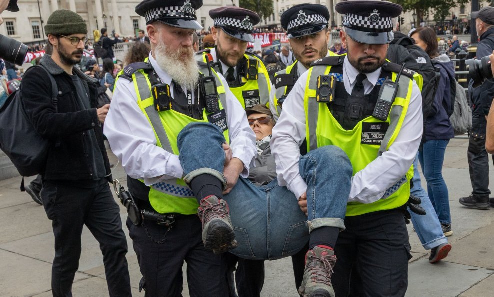 Privođenje aktivista u Londonu
