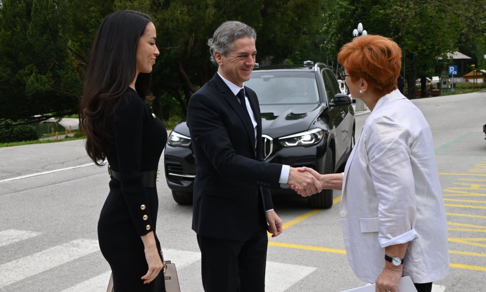 Robert Golob sa suprugom Tinom Gaber (i zaštitarima u automobilu)