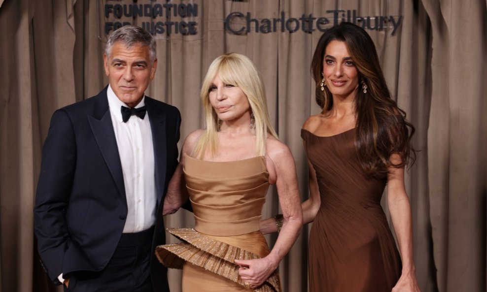 Donatella Versace s Georgeom i Amal Clooney