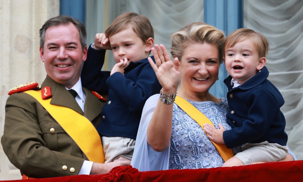 Princ Charles s roditeljima i bratom
