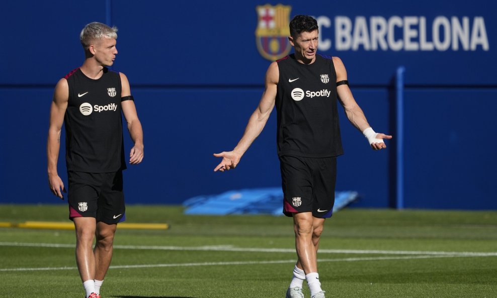Robert Lewandowski (desno) i Dani Olmo