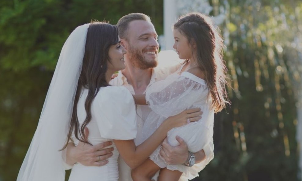 Kerem Bursin, Hande Ercel i Maya Basol u seriji 'Miriše na ljubav'