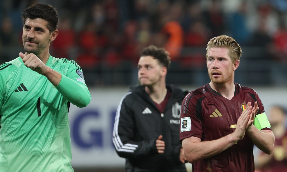 Thibaut Courtois (L) i Kevin De Bruyne