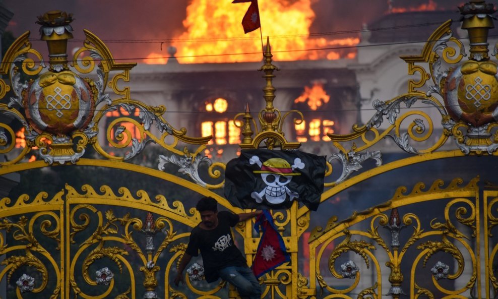 Zastava iz anime 'One Piece' ispred gorućeg parlamenta u Nepalu